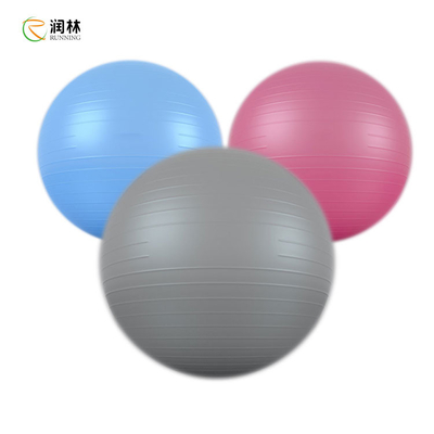 تمرين كرة اليوجا البلاستيكية للياقة البدنية من أجل قوة توازن الاستقرار الأساسي